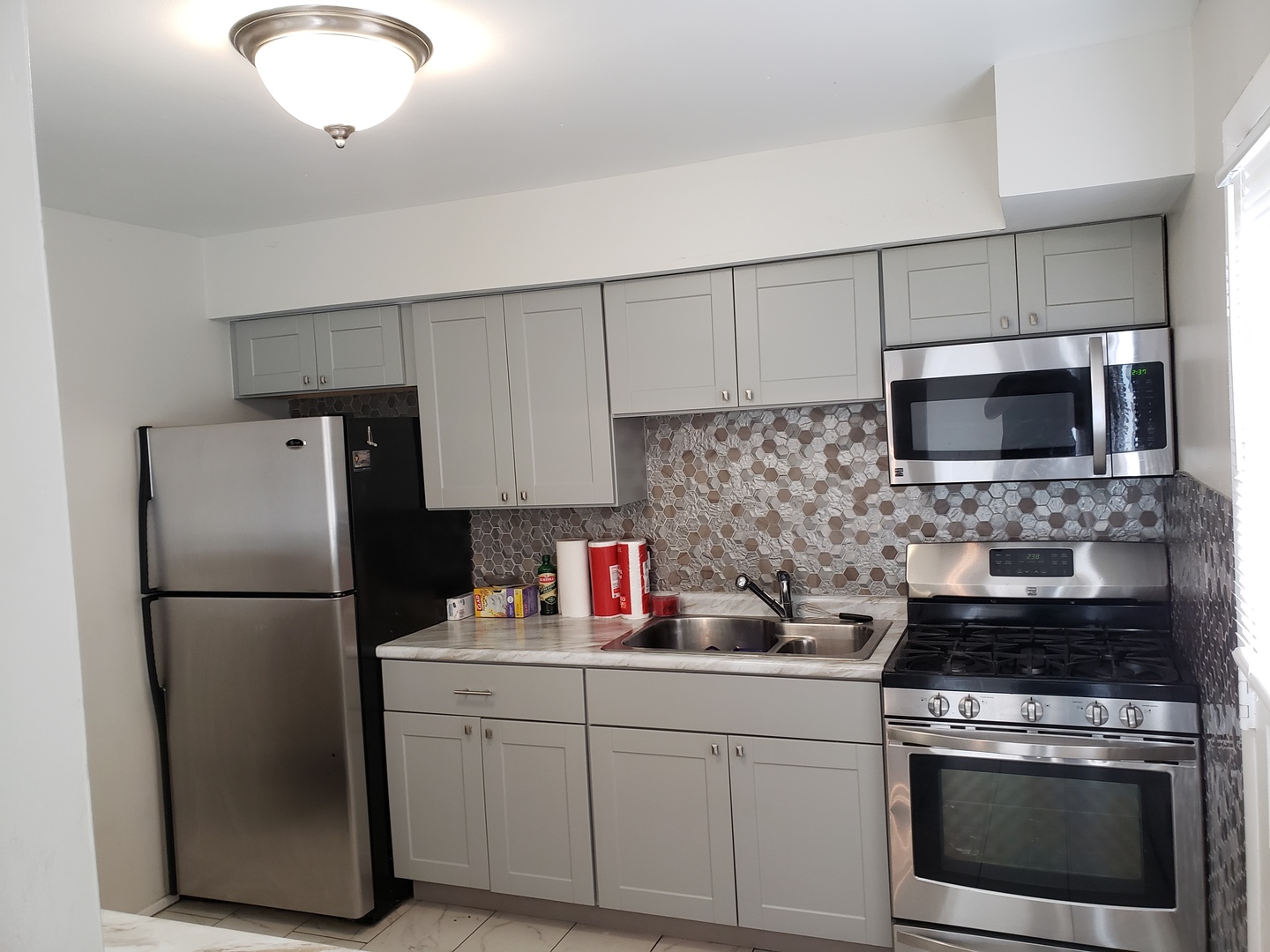 952 Virginia Lane Elmhurst, IL 60126 - Photo 4 of 11 a kitchen with a refrigerator stove and microwave