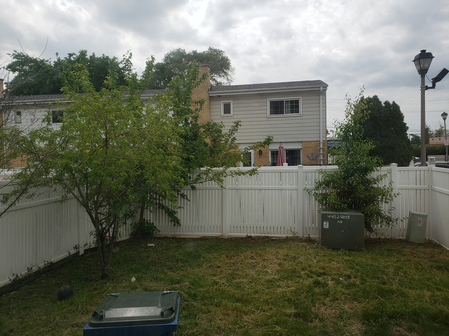 952 Virginia Lane Elmhurst, IL 60126 - Photo 6 of 11 a house view with a garden space