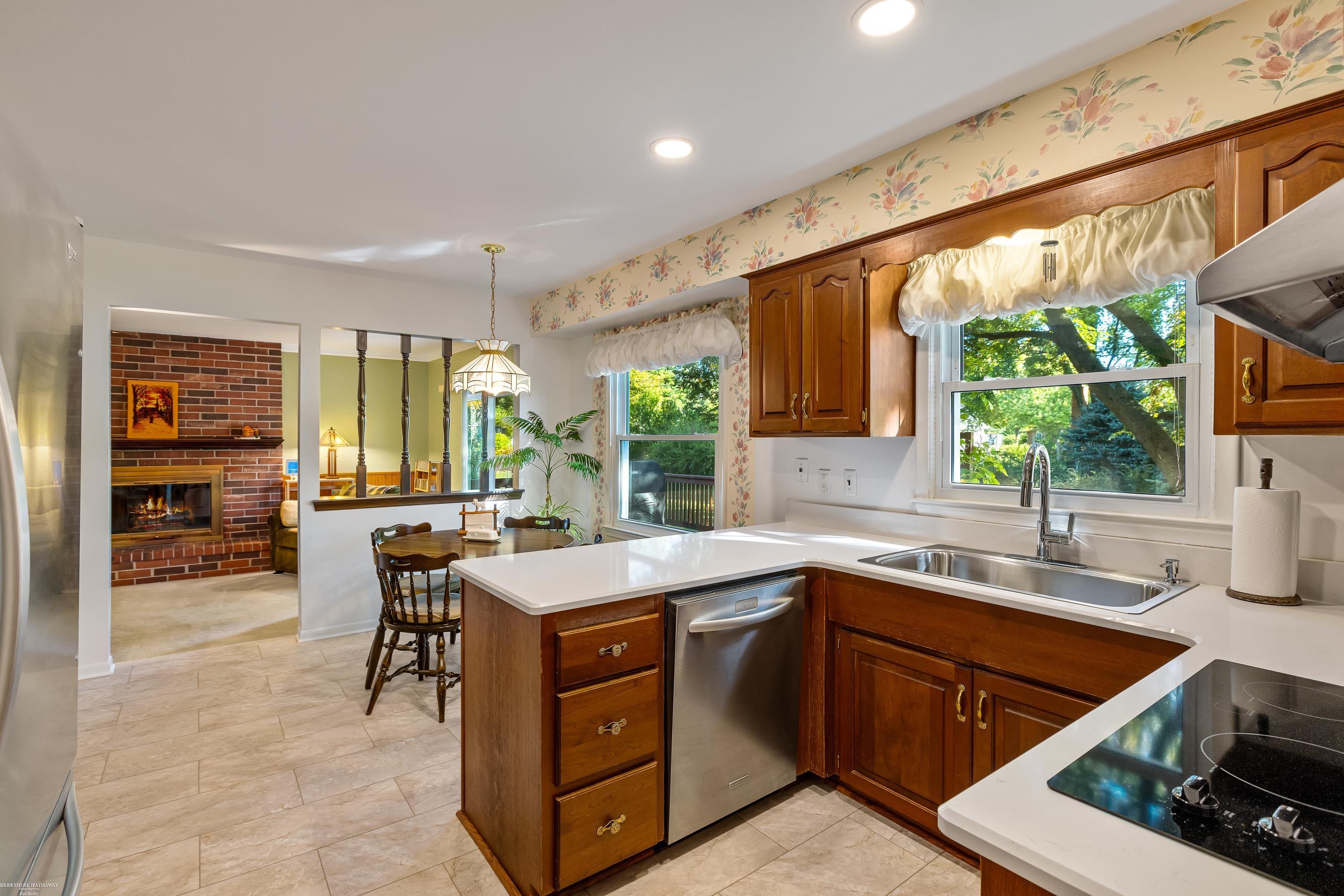 681 Lake Forest Road Rochester, MI 48309 - Photo 10 of 41 50156139-aaf1c76d-99cf-4e9d-a4e6-3c7e8b5e7e3d.JPG