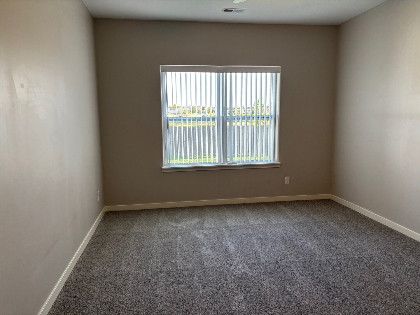 610 Anjali Court, Unit R Sycamore, IL 60178 - Photo 18 of 20 an empty room with a window