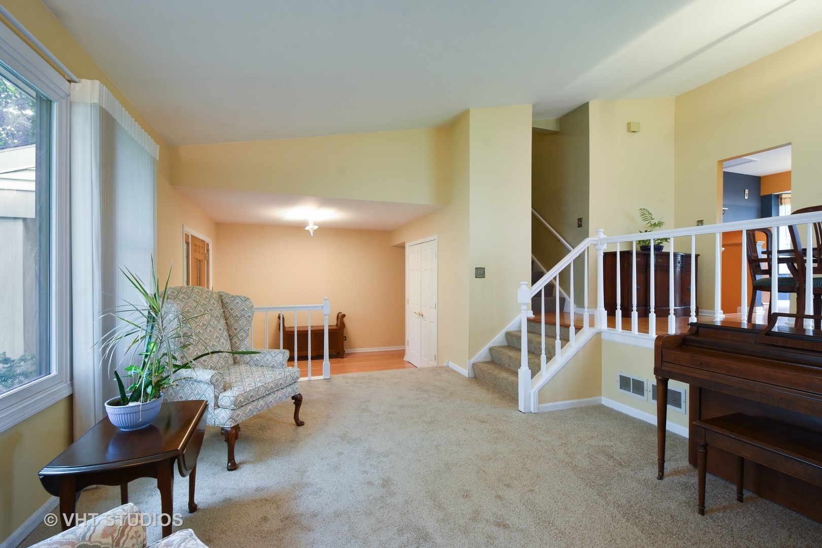 1320 Devonshire Road Buffalo Grove, IL 60089 - Photo 4 of 25 a living room with furniture and a dining table