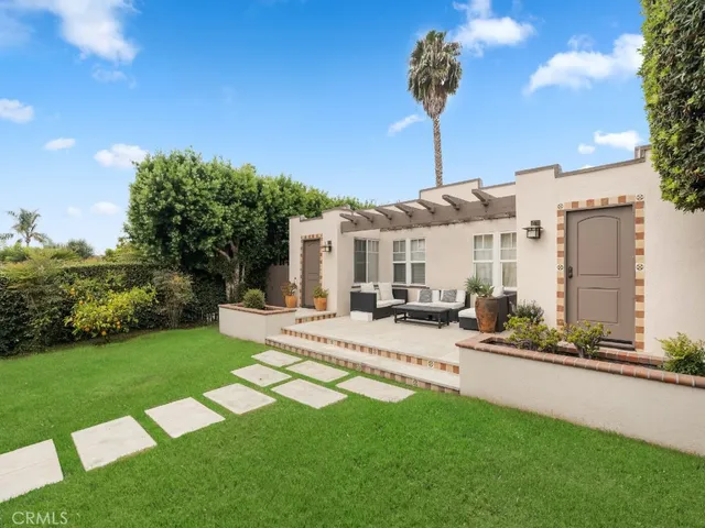 a view of a dinning table and chairs in patio