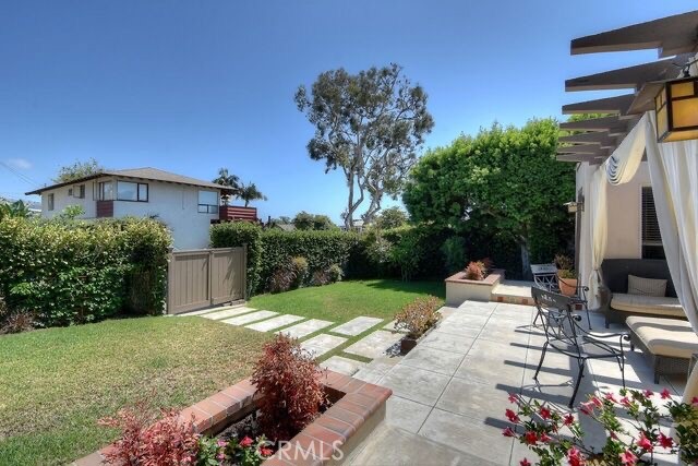 372 Jasmine Street Laguna Beach, CA 92651 - Photo 3 of 20 a view of a patio with table and chairs and potted plants