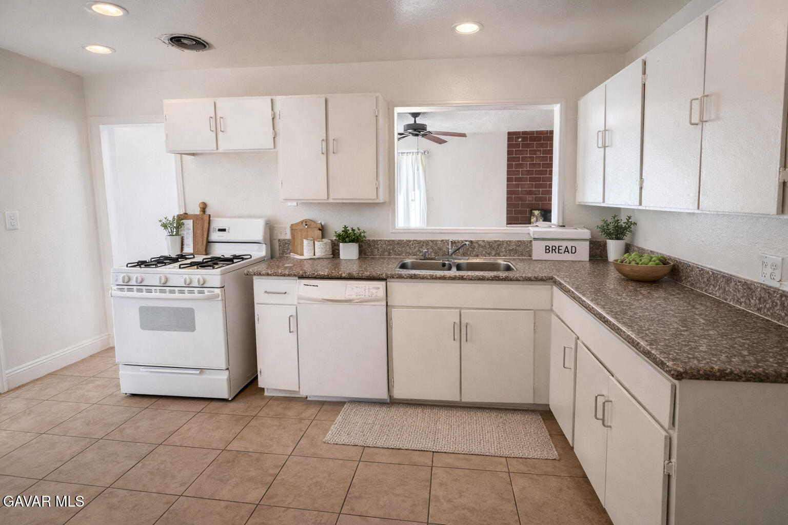 356 East Kettering Street Lancaster, CA 93535 - Photo 4 of 14 e830817e-f93f-daf-978a-70396759