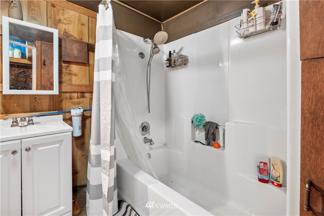 220 Labarre Road Chehalis, WA 98532 - Photo 28 of 34 a bathroom with a sink and a bath tub