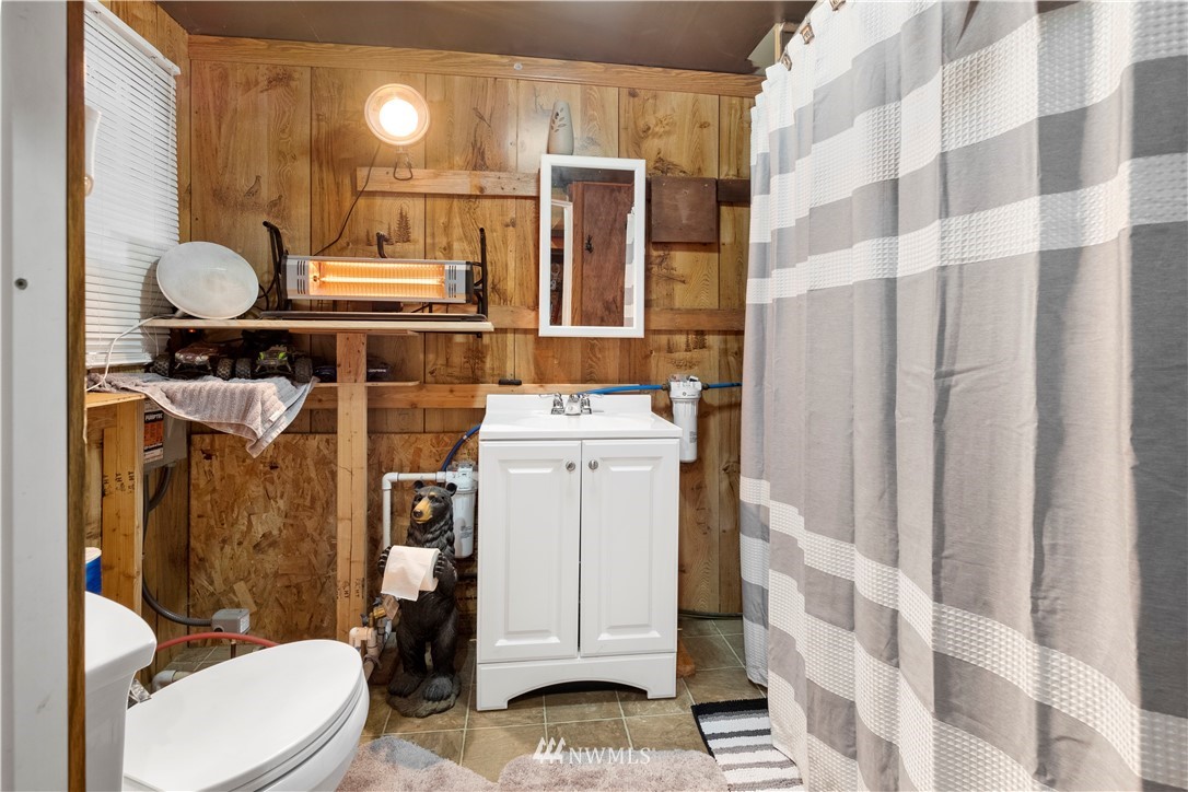220 Labarre Road Chehalis, WA 98532 - Photo 29 of 34 a bathroom with a sink toilet and shower