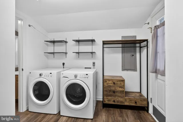 a view of entryway with washer and dryer