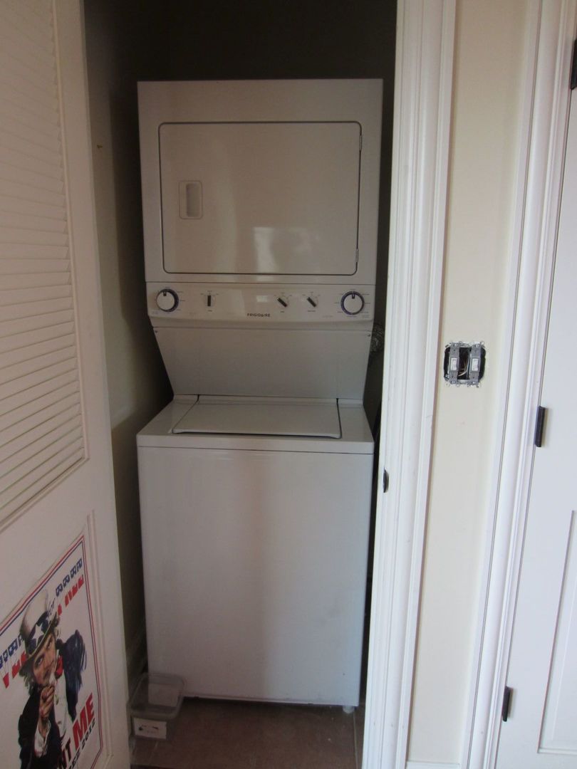 2117 West Irving Park Road, Unit 3R Chicago, IL 60618 - Photo 8 of 10 a utility room with dryer and washer