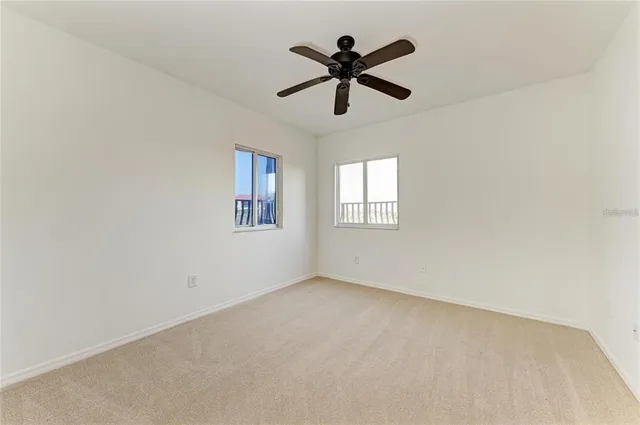 en empty room with ceiling fan