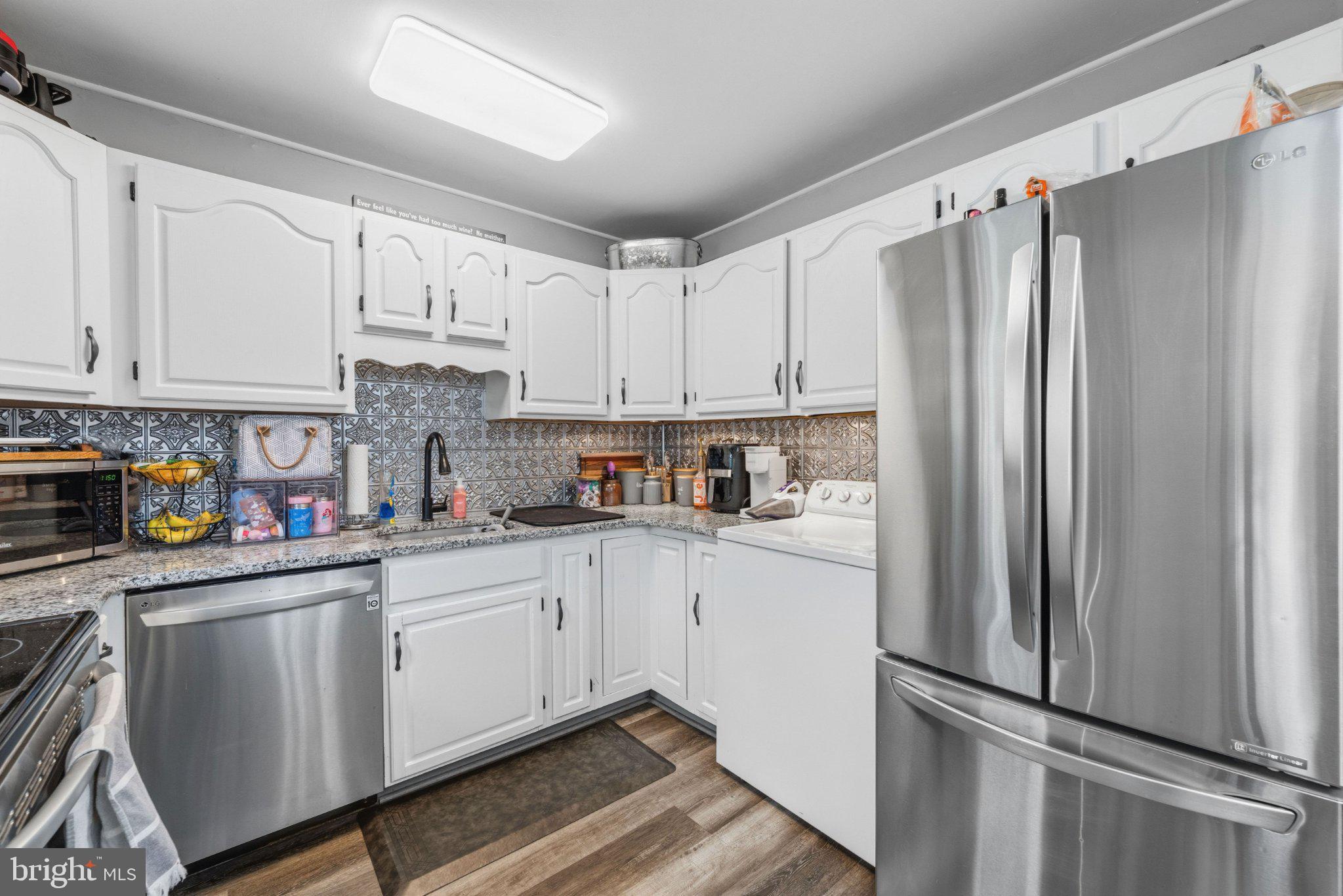 44 Quickset Road Levittown, PA 19057 - Photo 4 of 28 Modern kitchen with sleek appliances.