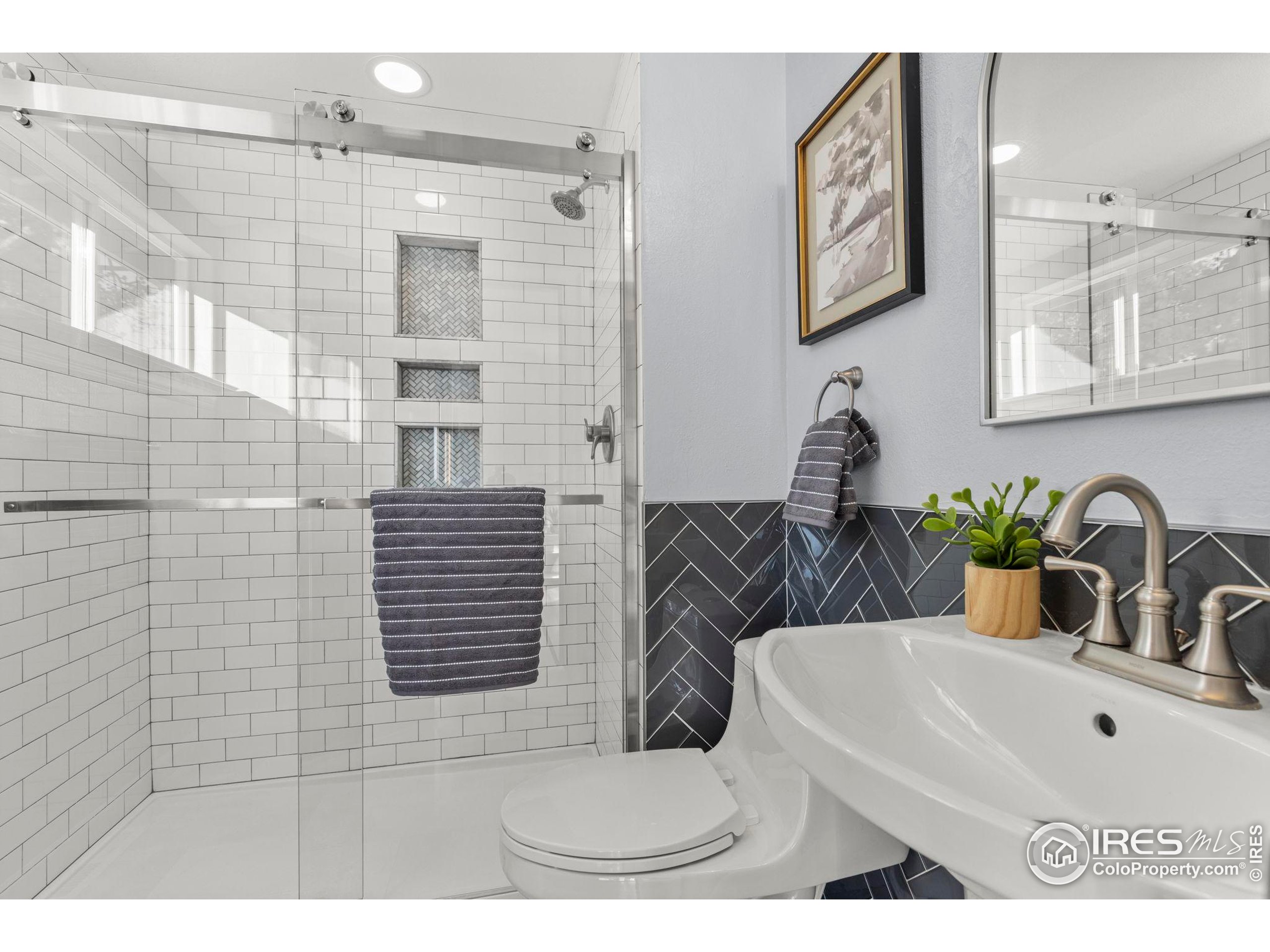 7238 Mt Sherman Road Longmont, CO 80503 - Photo 19 of 48 a bathroom with a sink a toilet and shower