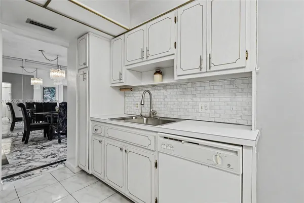 $119,777 | 4330 Hillcrest Drive, Unit 405, Hollywood, FL 33021