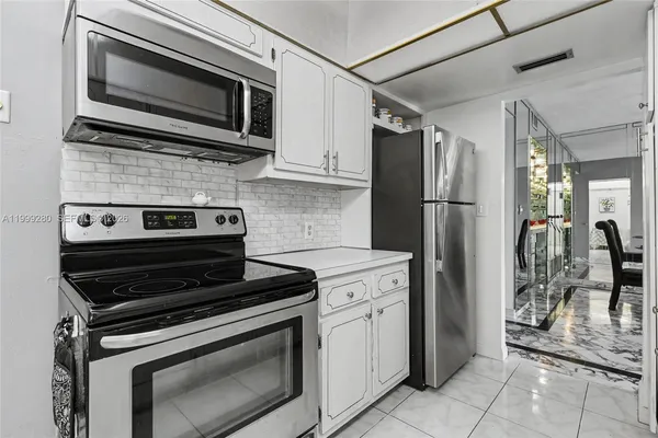 $119,777 | 4330 Hillcrest Drive, Unit 405, Hollywood, FL 33021