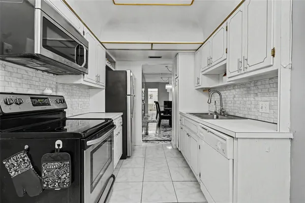 $119,777 | 4330 Hillcrest Drive, Unit 405, Hollywood, FL 33021
