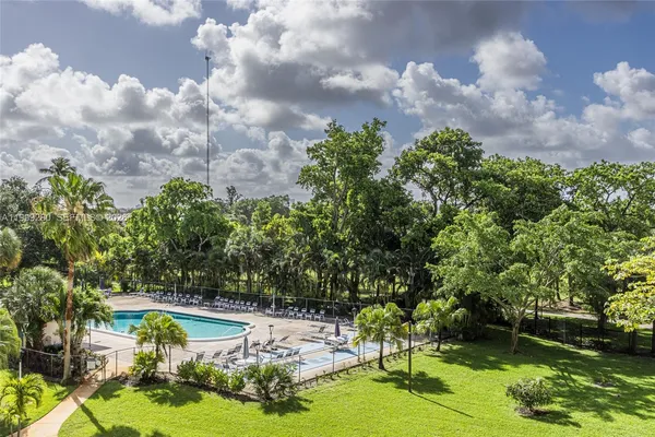 $119,777 | 4330 Hillcrest Drive, Unit 405, Hollywood, FL 33021