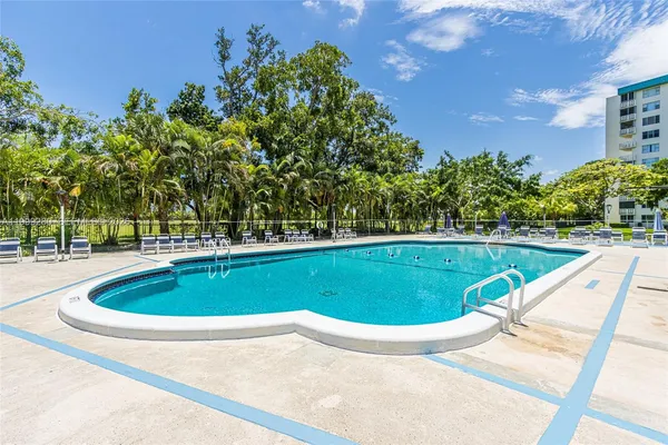 $119,777 | 4330 Hillcrest Drive, Unit 405, Hollywood, FL 33021