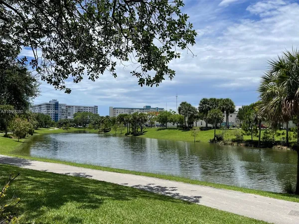 $119,777 | 4330 Hillcrest Drive, Unit 405, Hollywood, FL 33021