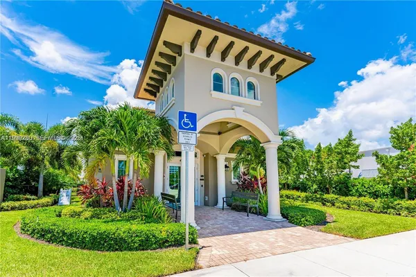 $119,777 | 4330 Hillcrest Drive, Unit 405, Hollywood, FL 33021