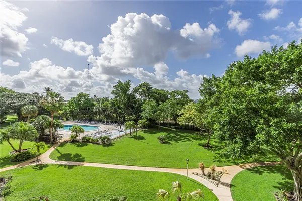 $119,777 | 4330 Hillcrest Drive, Unit 405, Hollywood, FL 33021