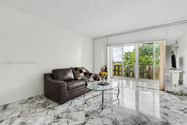 $119,777 | 4330 Hillcrest Drive, Unit 405, Hollywood, FL 33021