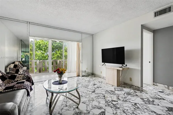 $119,777 | 4330 Hillcrest Drive, Unit 405, Hollywood, FL 33021