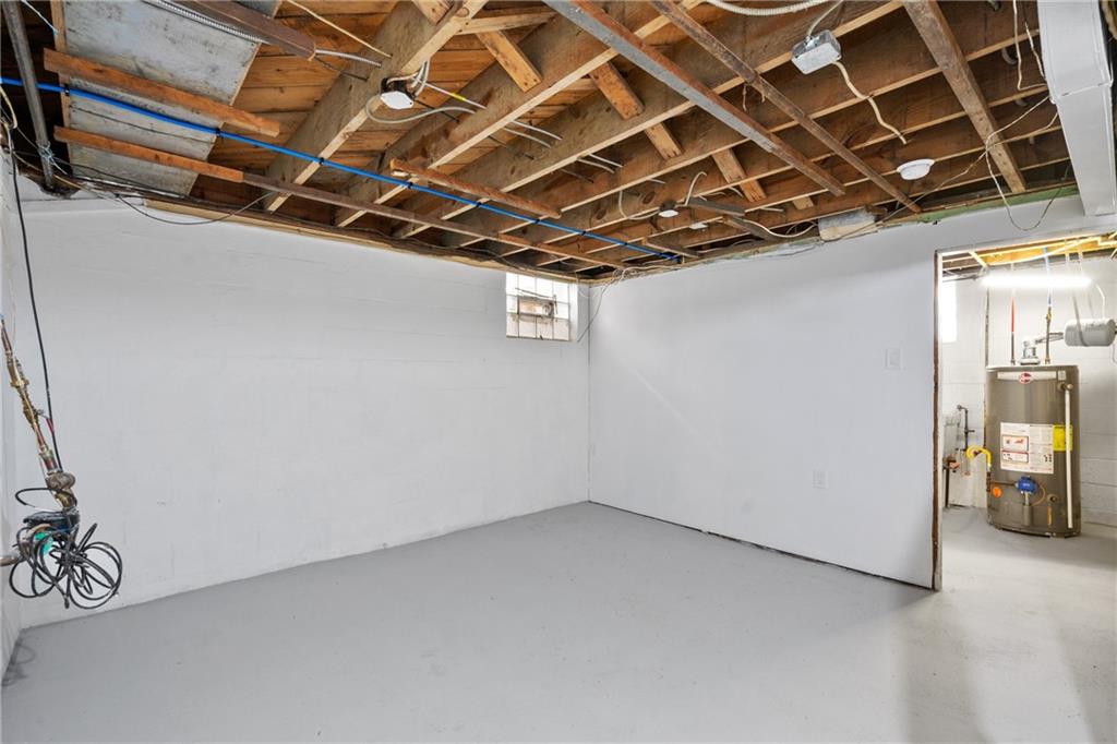 2041 Lindsay Road Pittsburgh, PA 15221 - Photo 19 of 24 a view of an empty room