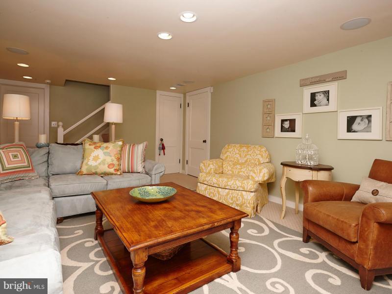 1812 Myrtle Road Silver Spring, MD 20902 - Photo 23 of 30 Family Room