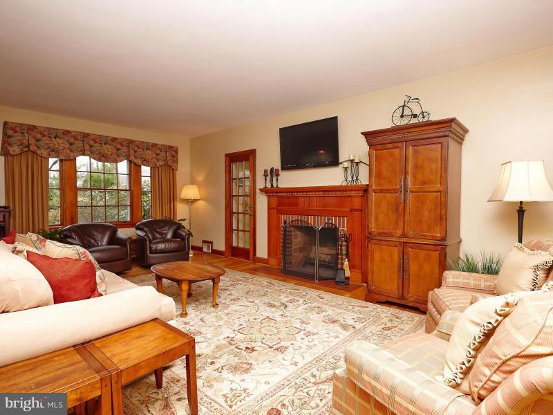 1812 Myrtle Road Silver Spring, MD 20902 - Photo 6 of 30 Living Room