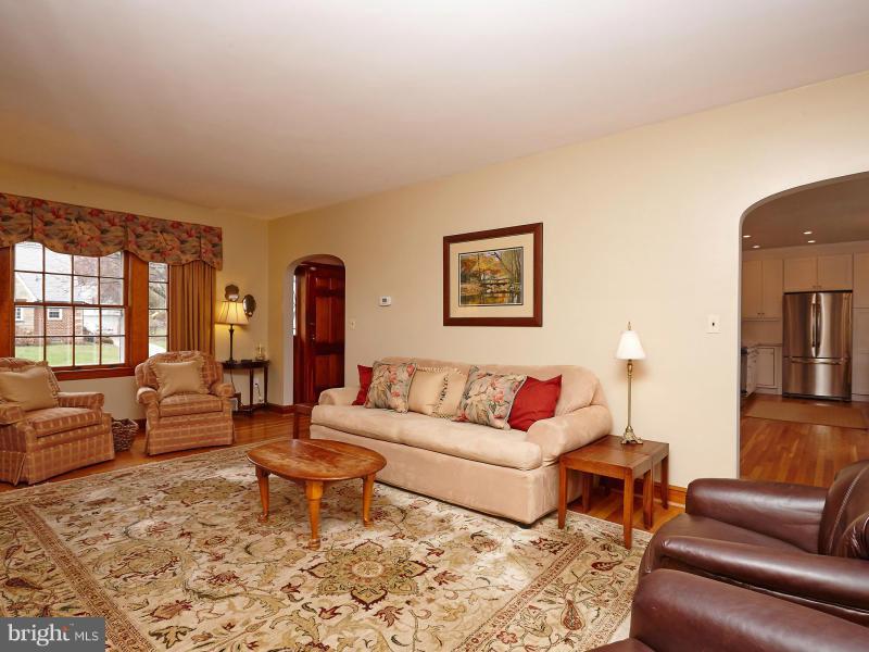 1812 Myrtle Road Silver Spring, MD 20902 - Photo 8 of 30 Living Room