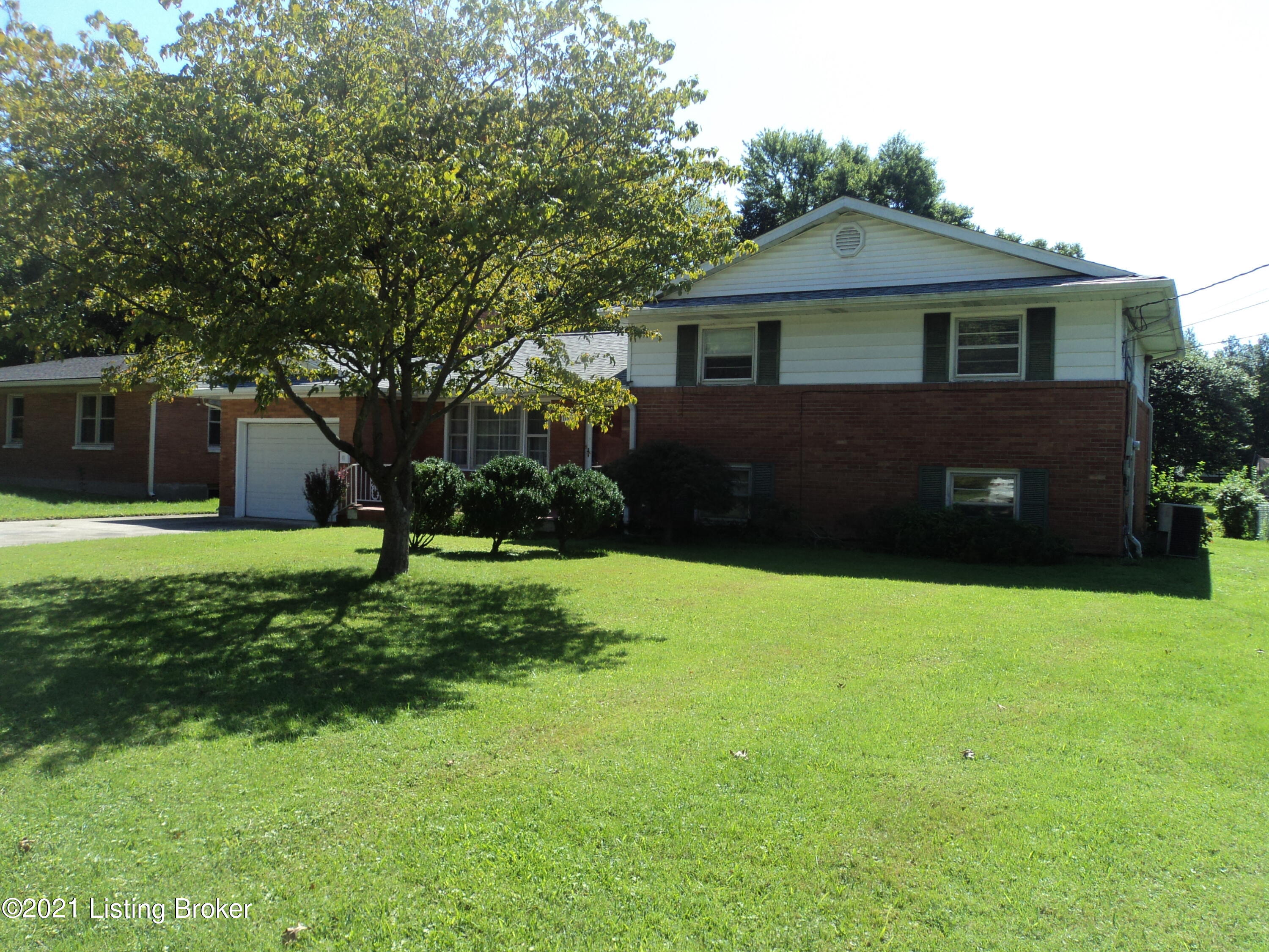 1860 Lynn Lea Road Louisville, KY 40216 - Photo 2 of 38 Another view of Front of House