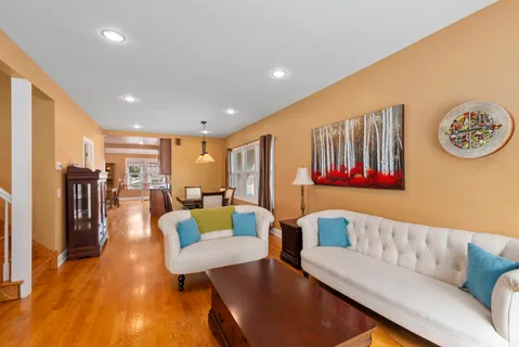$375,000 | 3858 West 99th Street, Evergreen Park, IL 60805