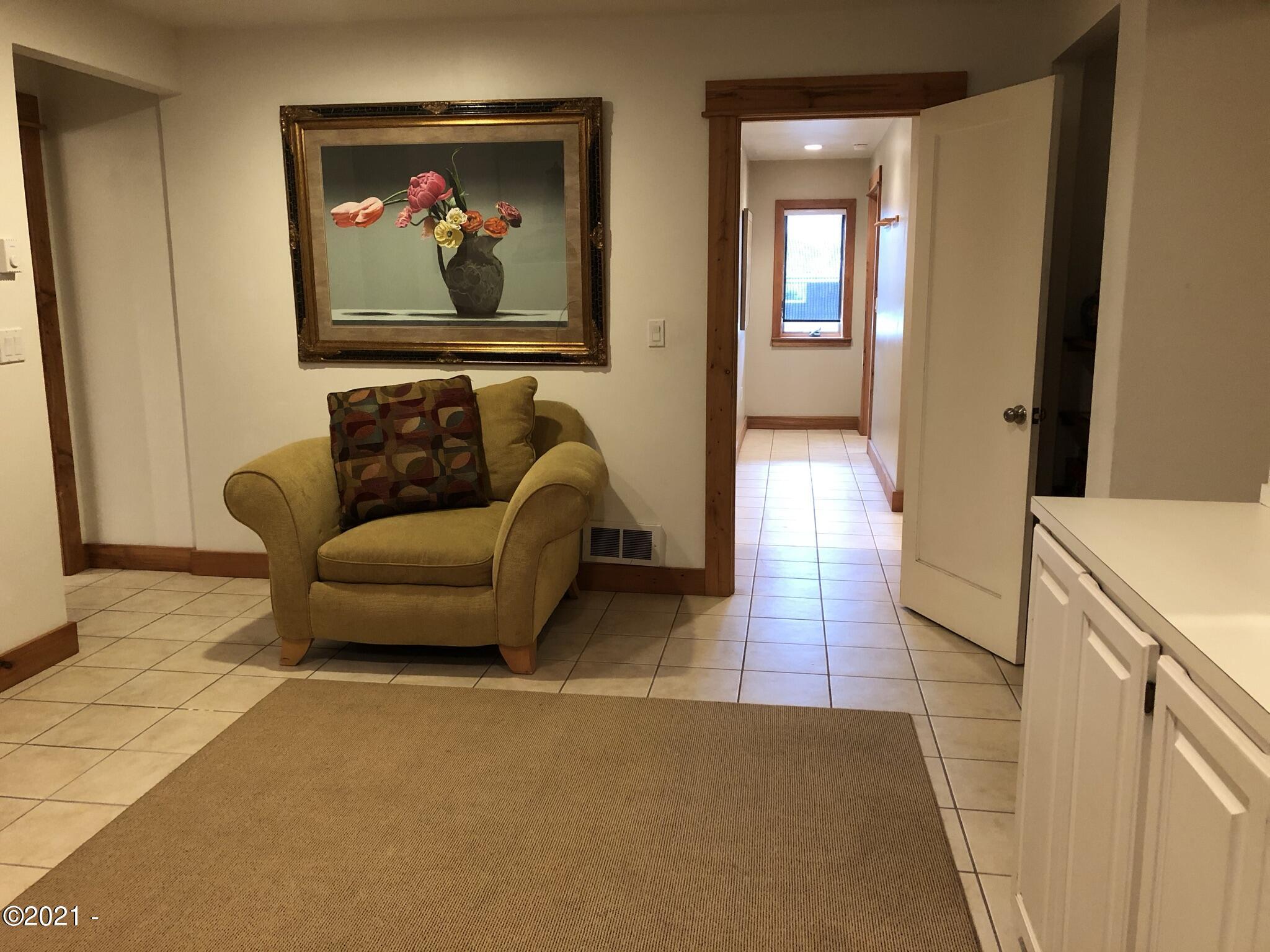 17 Shell Street Yachats, OR 97498 - Photo 49 of 63 Den (South wing)