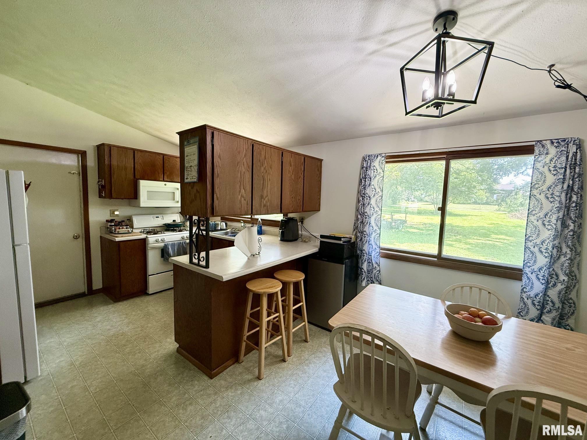 17122 River View Road Petersburg, IL 62675 - Photo 7 of 28