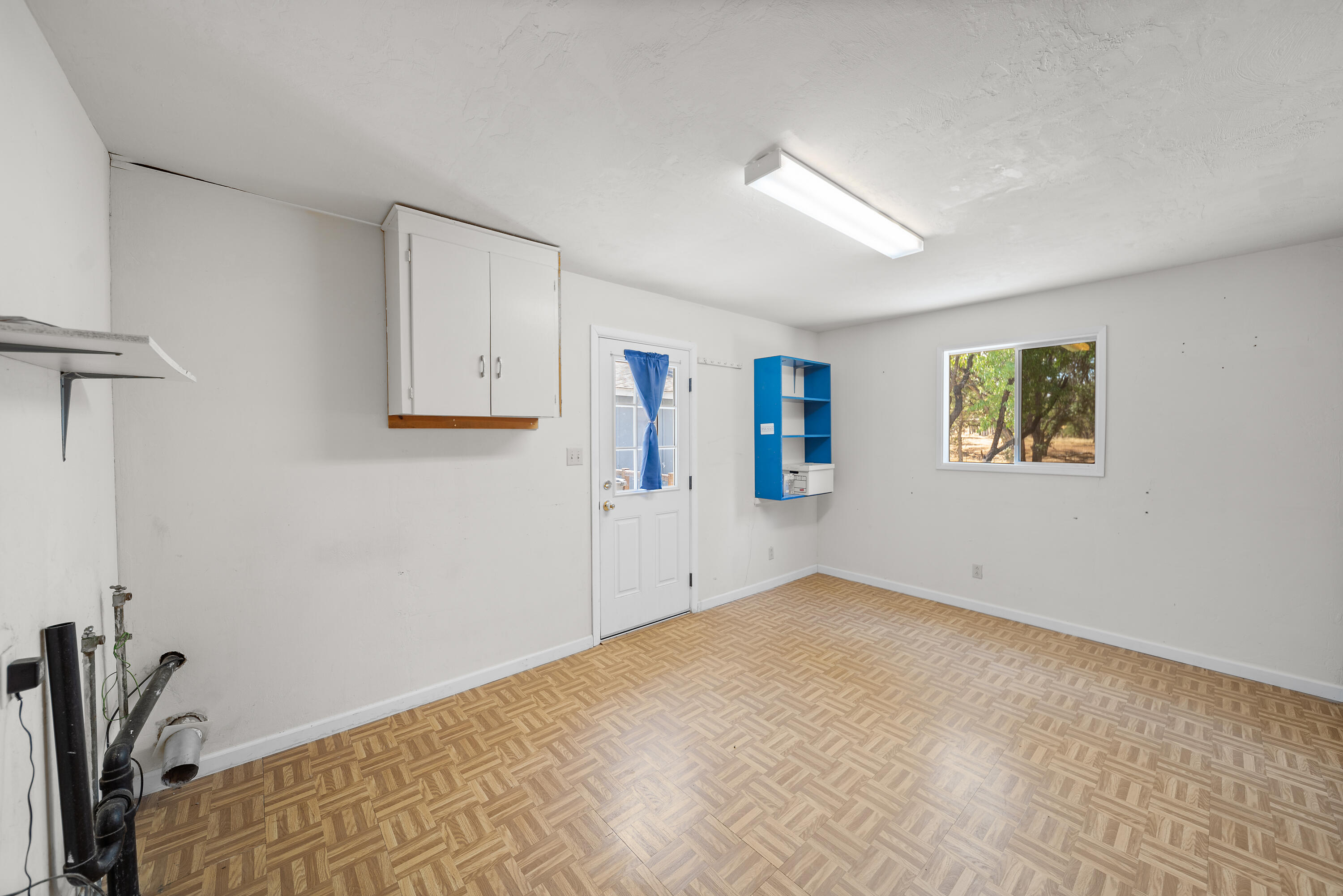 14575 Kinney Avenue Red Bluff, CA 96080 - Photo 25 of 43 a view of empty room with window