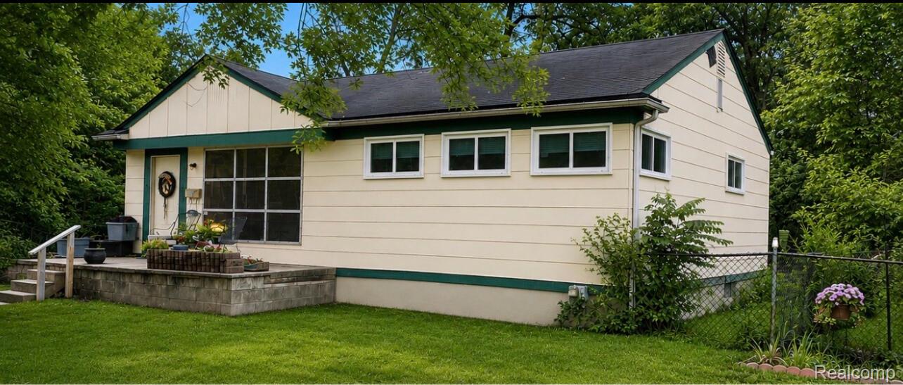 27817 Rosewood Street Inkster, MI 48141 - Photo 2 of 3 002_beyc6a4c60e3a8bc0.jpg