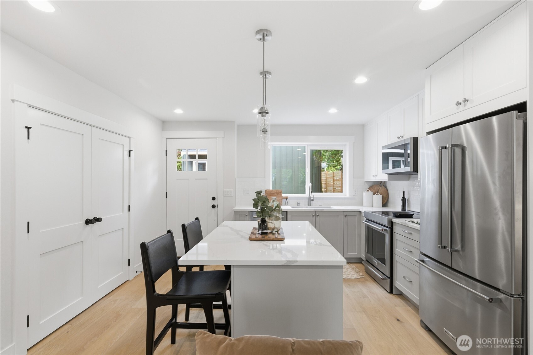 8817 Densmore Avenue North Seattle, WA 98103 - Photo 6 of 26