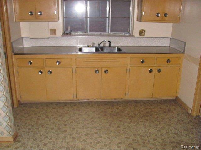 19021 Burt Road Detroit, MI 48219 - Photo 12 of 16 IMG_3469