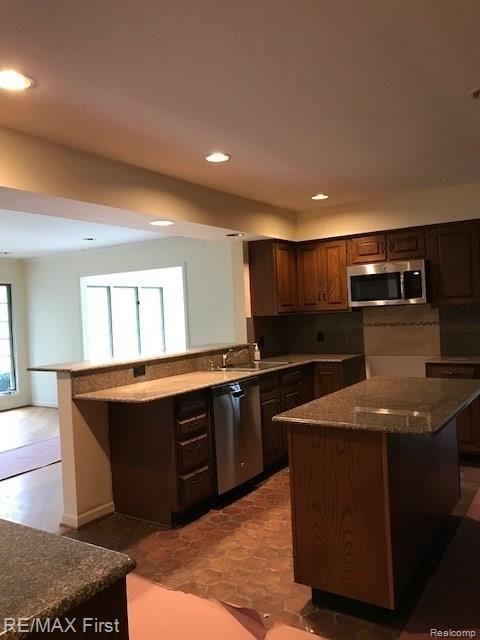 207 Lewiston Road Grosse Pointe Farms, MI 48236 - Photo 3 of 32