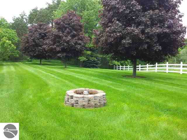 943 North Three Mile Road Traverse City, MI 49696 - Photo 33 of 42 1744841-32.JPG