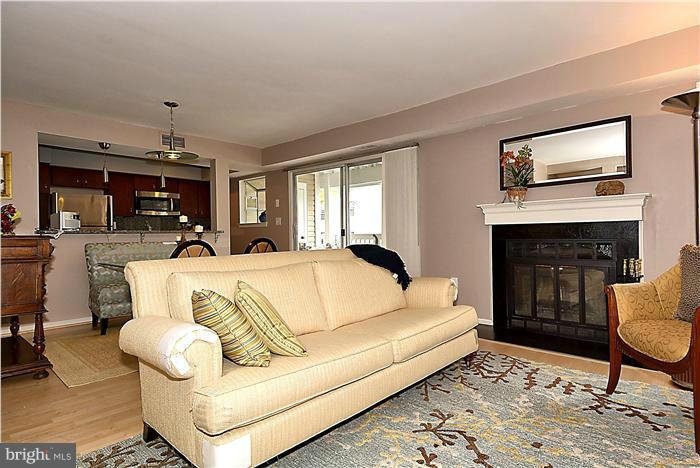 4531 28th Road South, Unit 96 Arlington, VA 22206 - Photo 9 of 14 Living Room