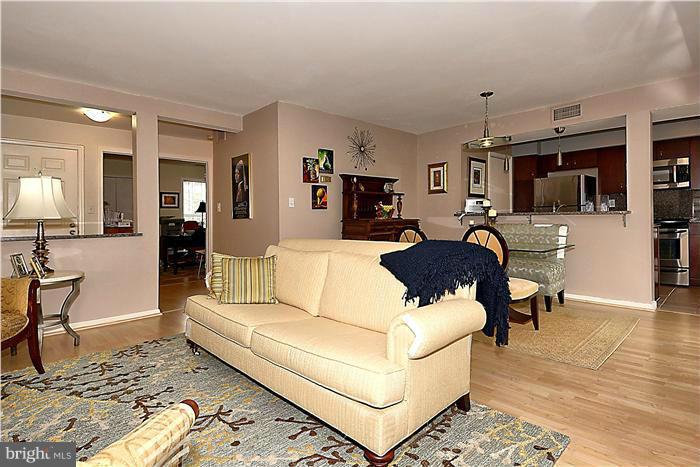 4531 28th Road South, Unit 96 Arlington, VA 22206 - Photo 10 of 14 Living Room