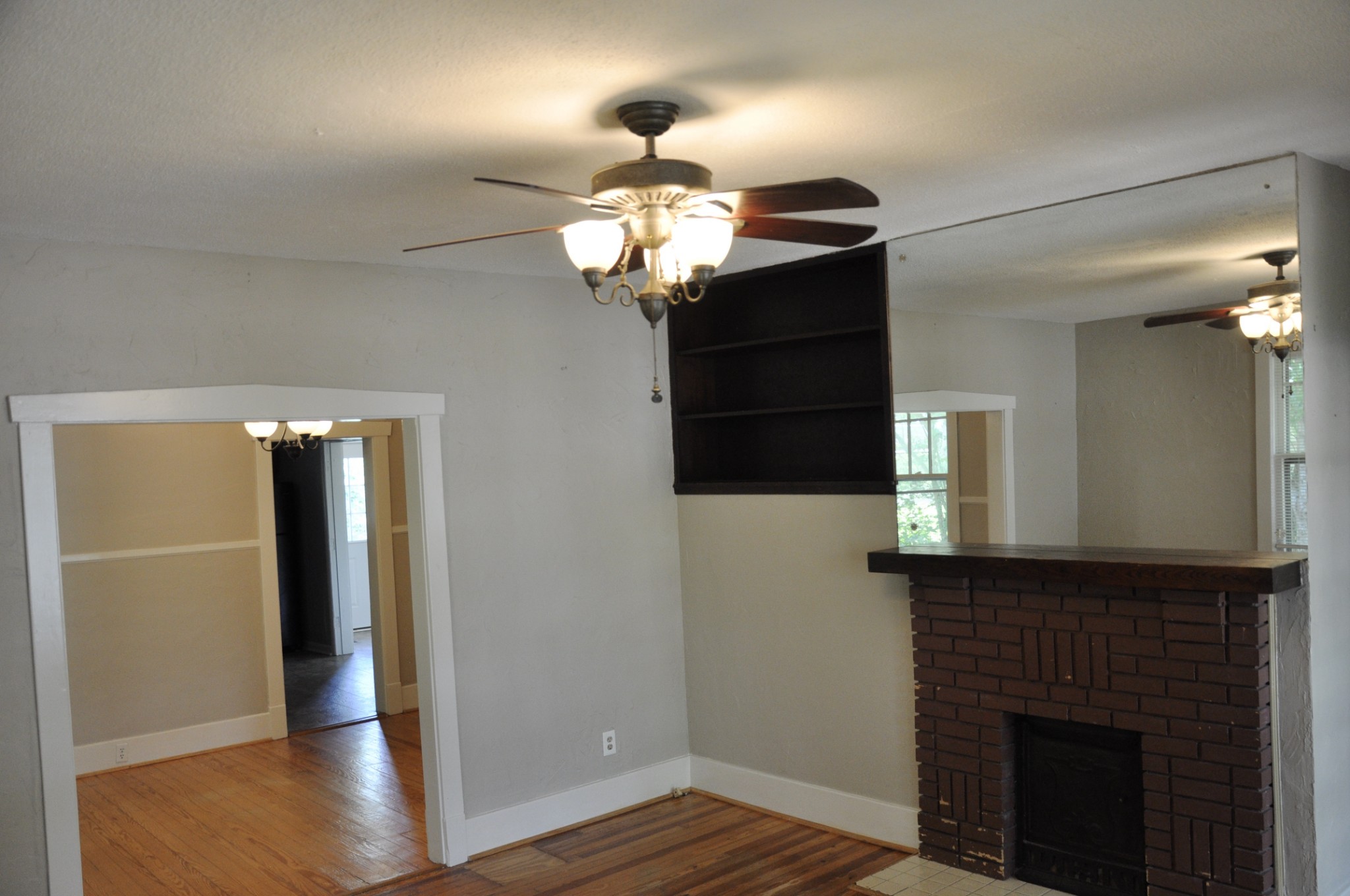 602 3rd Avenue West Springfield, TN 37172 - Photo 4 of 37 a view of a livingroom with wooden floor