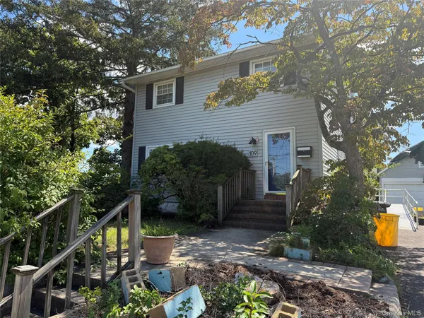 $900,000 | 109 Cherry Drive West, Plainview, NY 11803