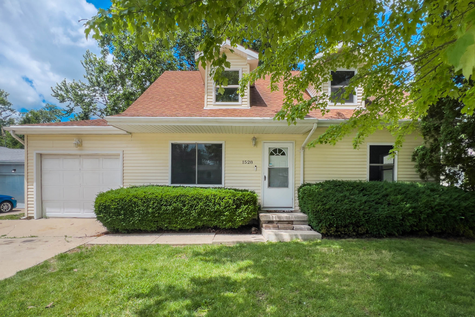 1528 North Hershey Road Bloomington, IL 61704 - Photo 1 of 34