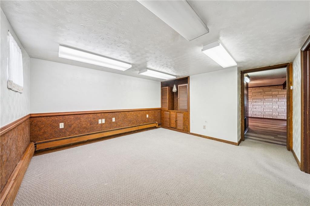 974 Renton Road Pittsburgh, PA 15239 - Photo 36 of 48 a view of room with closet