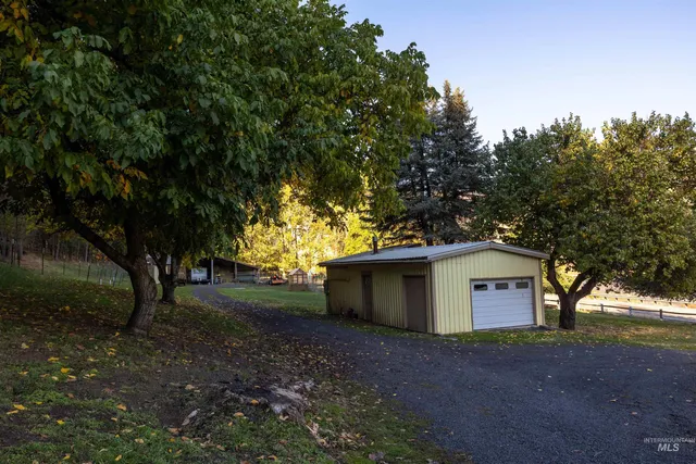 $499,000 | 18699 Family Lane, Lenore, ID 83541