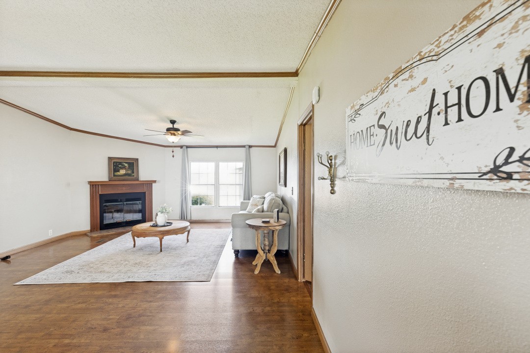 207 Vivian Road Onalaska, TX 77360 - Photo 8 of 34 a living room with furniture