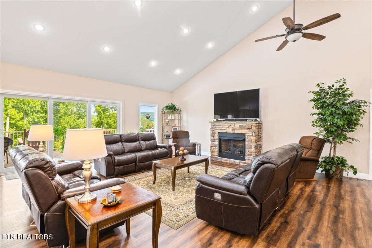 1380 East Norris Point Road La Follette, TN 37766 - Photo 5 of 54 Shot of Great Room From Front Door Corne