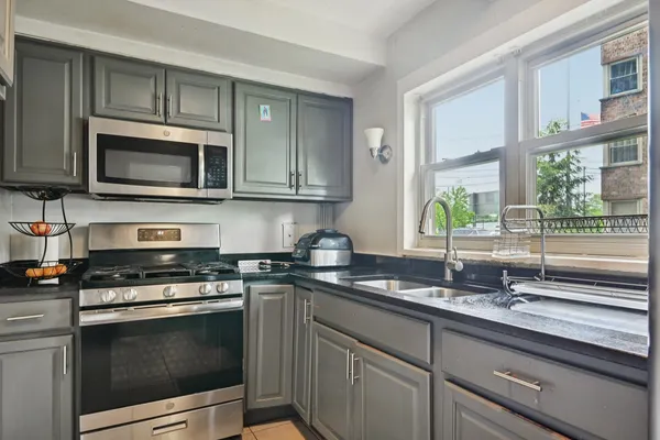 $2,500 | 2142 West Rosemont Avenue, Unit 1A, Chicago, IL 60659