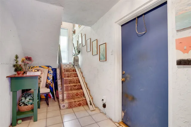 a view of an entryway with furniture